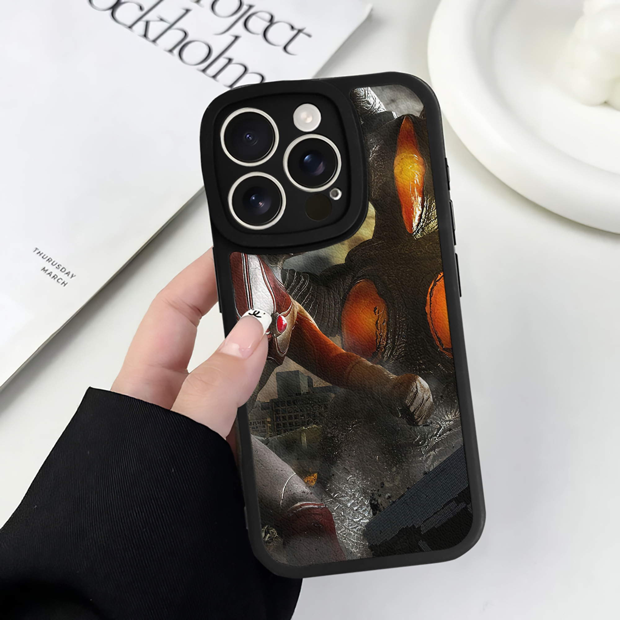 （画像用） ウルトラマン Ultraman 【iPhone 16シリーズ対応】シリコンスマホケース（レザー調） 材質：シリコン